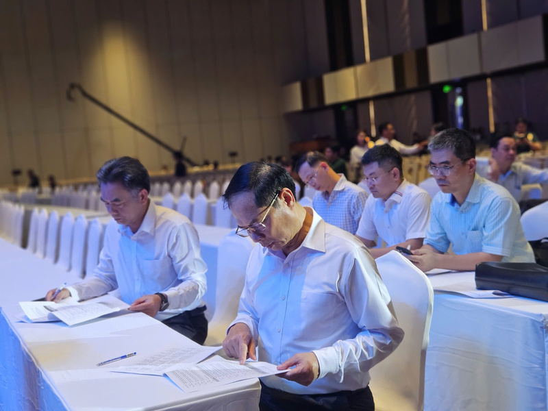 Phó Thủ tướng Bùi Thanh Sơn đánh giá tổng thể công tác chuổi bị tại GEM Center và Trung tâm Hội nghị Thisky Hall đã cơ bản hoàn tất, sẵn sàng đón tiếp và phục vụ đại biểu, quan khách tham dự Diễn đàn vào ngày mai - 25/11/2025. Ảnh: Minh Khuê.