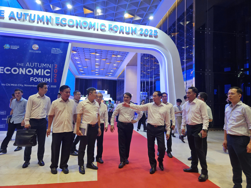 Tại hiện trường, Phó Thủ tướng Bùi Thanh Sơn yêu cầu rà soát lại toàn bộ quy trình di chuyển của đoàn khách quốc tế, đường truyền trực tuyến, hệ thống dịch cabin... để không có sự cố nhỏ nào ảnh hưởng đến sự kiện quan trọng này. Ảnh: Minh Khuê.