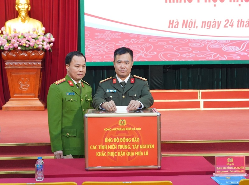 Lãnh đạo Công an TP. Hà Nội ủng hộ đồng bào các tỉnh miền Trung, Tây Nguyên khắc phục hậu quả nặng nề do mưa lũ. Ảnh: Trọng Nghĩa