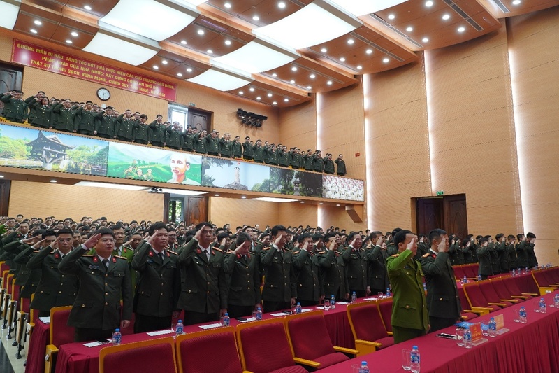 Ban Giám đốc và toàn thể cán bộ, chiến sĩ Công an TP. Hà Nội tưởng niệm các nạn nhân thiên tai. Ảnh: Trọng Nghĩa