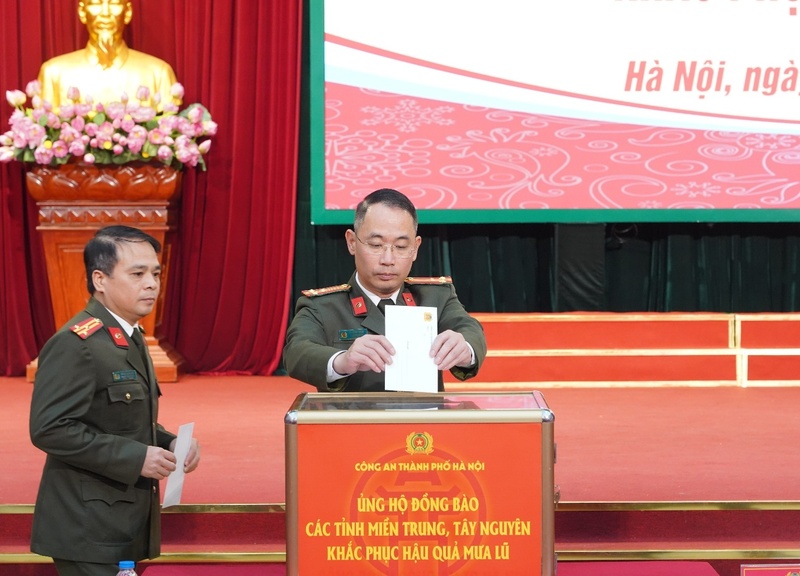 Các đơn vị trực thuộc Công an TP. Hà Nội ủng hộ đồng bào khắc phục mưa lũ. Ảnh: Trọng Nghĩa.