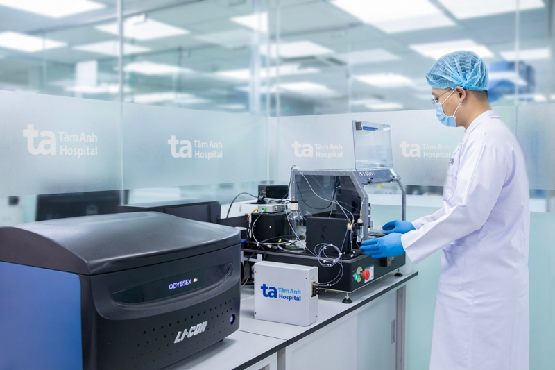 Kỹ thuật viên Trung tâm Xét nghiệm, Bệnh viện Đa khoa Tâm Anh vận hành hệ thống BioDot (Mỹ) thực hiện kỹ thuật Q-MAC giúp tìm kháng thể virus viêm gan D, tác nhân có thể gây ung thư gan. Ảnh: Bệnh viện cung cấp