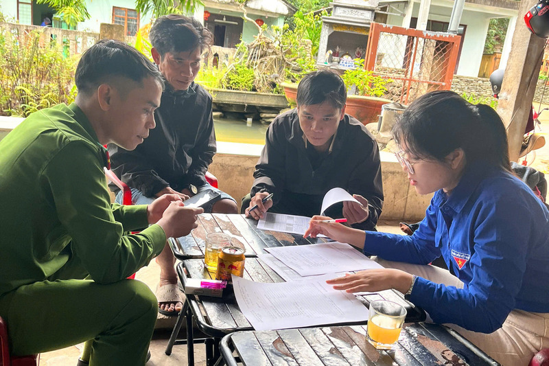 Các cán bộ công chức, công an và tình nguyện viên phường Hải Vân thu thập dữ liệu đất đai.