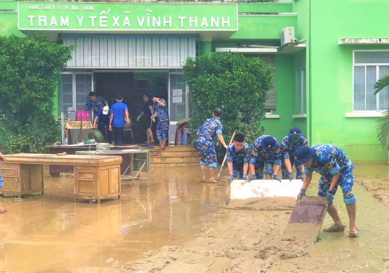 Cán bộ, học viên Học viện Hải quân dọn dẹp 15 điểm tại phường Tây Nha Trang, Khánh Hòa. Ảnh: HVHQ