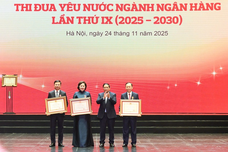 Thủ tướng trao bằng khen tặng Lãnh đạo Ngân hàng Nhà nước Việt Nam - Ảnh: VGP/Nhật Bắc