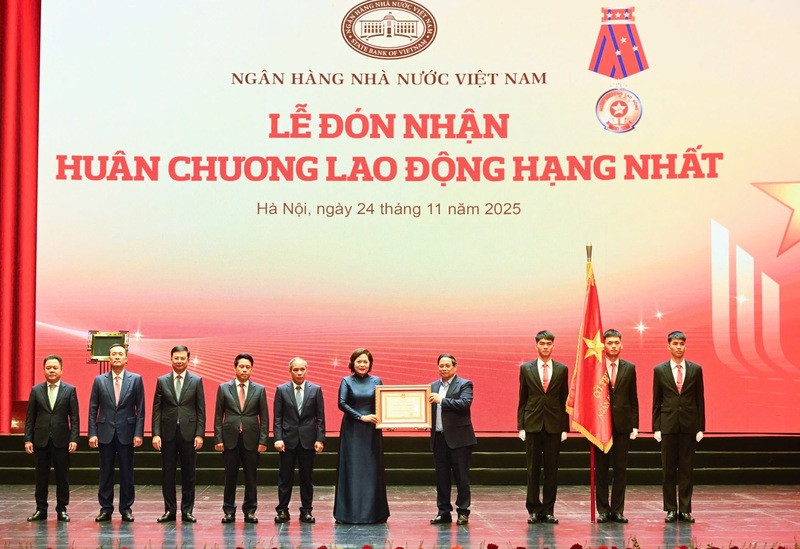 Thủ tướng Phạm Minh Chính trao Huân chương Lao động hạng Nhất tặng Ngân hàng Nhà nước Việt Nam. Ảnh: VGP/Nhật Bắc