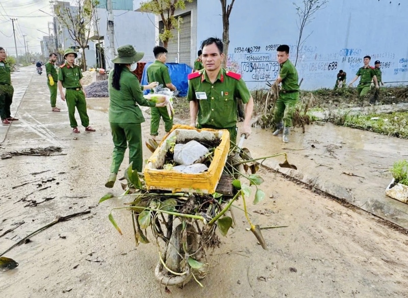 Φοιτητές του Πανεπιστημίου Λαϊκής Αστυνομίας συνεργάστηκαν με τους κατοίκους της περιοχής για να καθαρίσουν σωρούς από σκουπίδια και να απομακρύνουν λάσπη από τους υπονόμους.