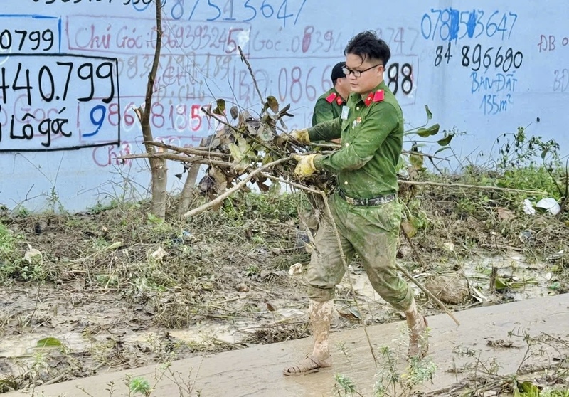 Γίνονται επειγόντως εργασίες, ώστε οι άνθρωποι να μπορέσουν σύντομα να ξαναχτίσουν τη ζωή τους.