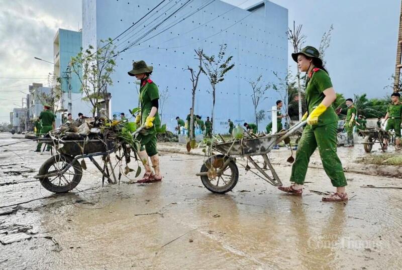 Φοιτητές από το Πανεπιστήμιο Λαϊκής Αστυνομίας καθάρισαν σωρούς από σκουπίδια, έβγαλαν λάσπη από τους υπονόμους, καθάρισαν σπίτια και ανακαίνισαν αίθουσες διδασκαλίας. Φωτογραφία: Hoang Phat