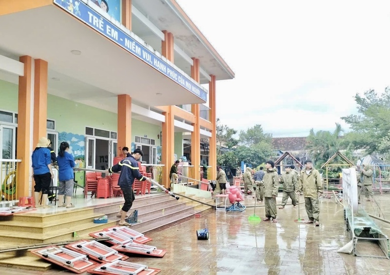 Αστυνομικοί βοηθούν τα σχολεία στον καθαρισμό μετά την πλημμύρα.