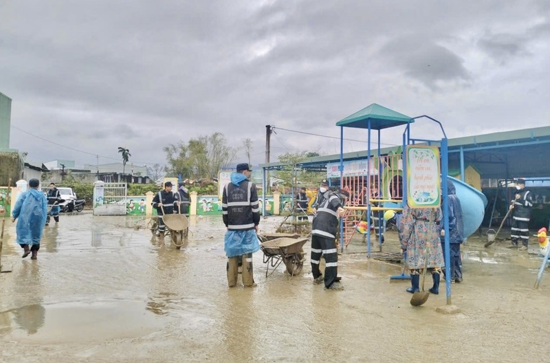 Χωρίς να τους το πει κανείς, οι αξιωματικοί και οι στρατιώτες εργάστηκαν ενεργά για να βοηθήσουν το σχολείο να επιστρέψει σύντομα σε λειτουργία.