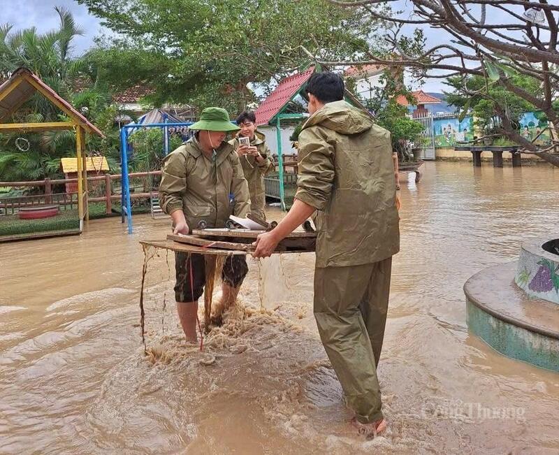 Αστυνομικοί αντιμετωπίζουν τις συνέπειες της πλημμύρας, ενώ τα νερά της πλημμύρας δεν έχουν ακόμη υποχωρήσει. Φωτογραφία: Hoang Phat