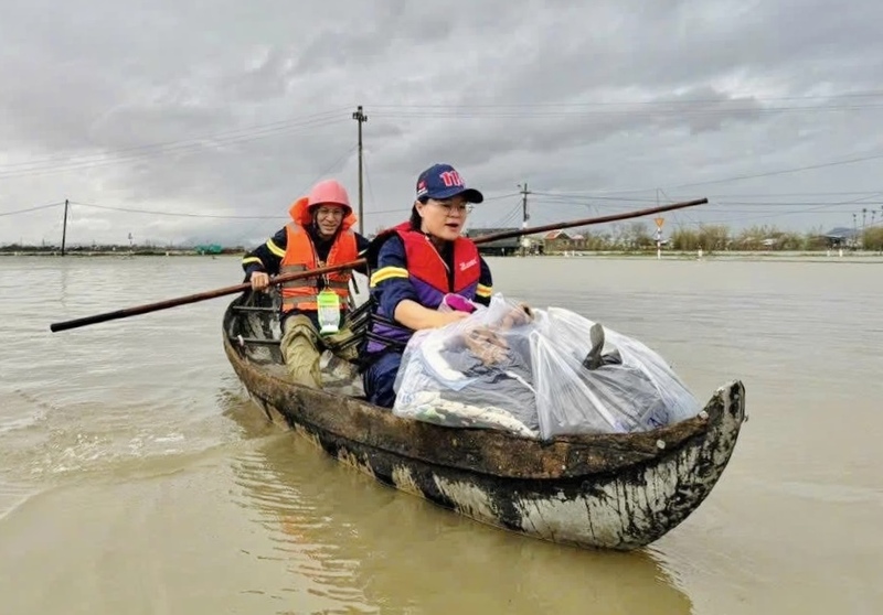 Το Αστυνομικό Τμήμα Πρόληψης, Πυροσβεστικής και Διάσωσης της επαρχίας Gia Lai πήγε με βάρκα στην κοινότητα Tuy Phuoc Dong για να παράσχει είδη πρώτης ανάγκης στους κατοίκους. Φωτογραφία: DVCC