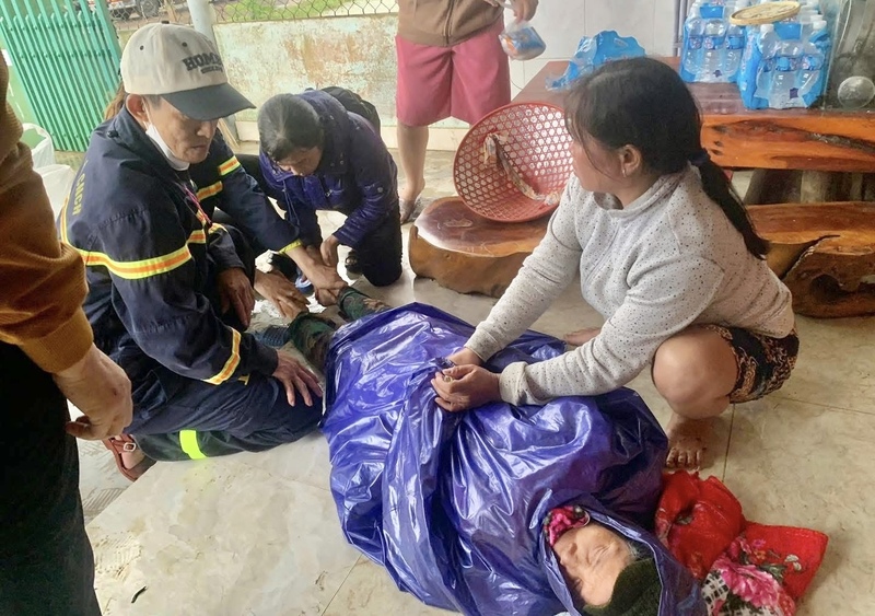 Σε πολλές περιπτώσεις εξάντλησης λόγω κρύου και πείνας παρασχέθηκαν αμέσως οι πρώτες βοήθειες, διατηρήθηκαν ζεστές και φροντίστηκαν από στρατιώτες επί τόπου. Φωτογραφία: DVCC