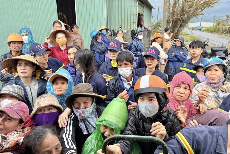 Οι κάτοικοι της κοινότητας Tuy Phuoc Dong λαμβάνουν είδη πρώτης ανάγκης από το Αστυνομικό Τμήμα Πρόληψης, Πυροσβεστικής και Διάσωσης της επαρχίας Gia Lai. Φωτογραφία: DVCC