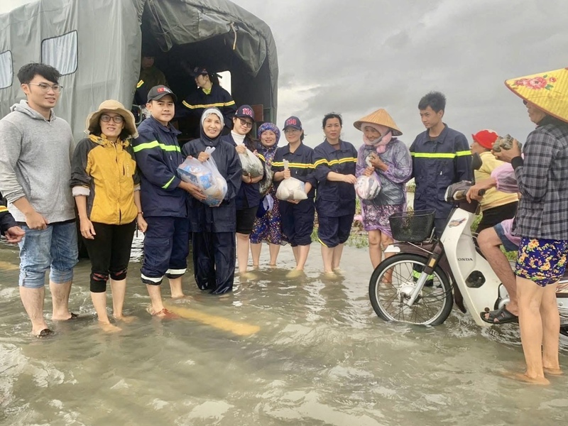 Στρατιώτες του Αστυνομικού Τμήματος Πρόληψης, Πυροσβεστικής και Διάσωσης της επαρχίας Gia Lai μοίρασαν δώρα για να υποστηρίξουν τους κατοίκους της κοινότητας Tuy Phuoc Dong.