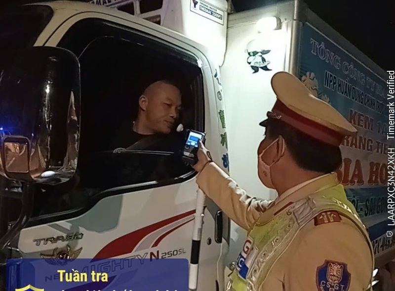 Lực lượng Cảnh sát giao thông Công an tỉnh Điện Biên kiểm tra chuyên đề nồng độ cồn ngày 23/11. Ảnh: Cục Cảnh sát giao thông