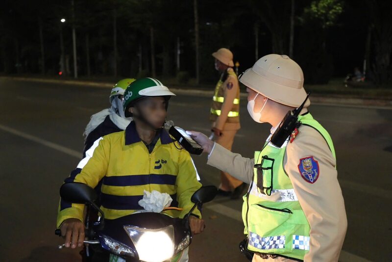 Cảnh sát giao thông tăng cường kiểm soát vi phạm nồng độ cồn trên toàn quốc để thiết lập thói quen “đã uống rượu bia thì không lái xe”. Ảnh: Cục Cảnh sát giao thông