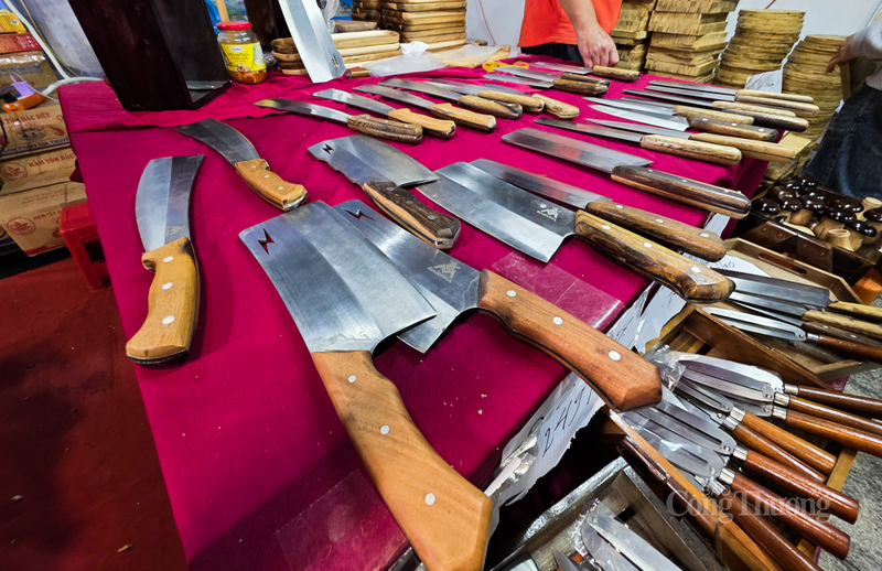 Sản phẩm dao làm bếp đến từ xứ Thanh được nhiều người dân Hà Tĩnh ưa chuộng. Ảnh: Trọng Tùng