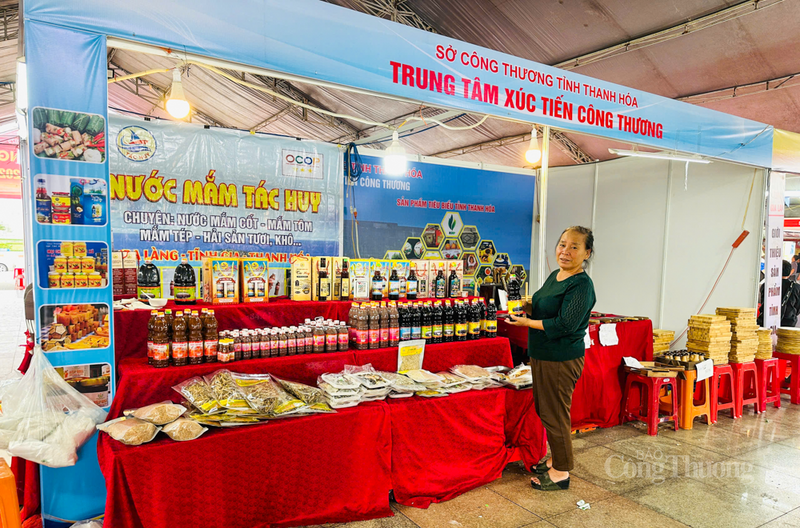 Thanh Hóa đạt doanh thu lớn tại hội chợ nhờ các sản phẩm quê hương. Ảnh: Trọng Tùng