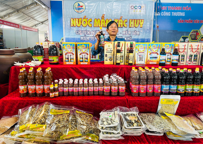 Ông Dương Văn Tác, Chủ tịch Hiệp hội Nước mắm Do Xuyên – Ba Làng tại gian hàng tỉnh Thanh Hóa. Ảnh: Trọng Tùng