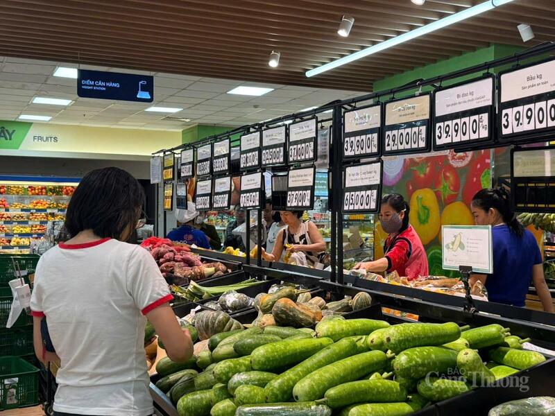 Az emberek zöldségeket és gumókat választanak a Co.opmark Vung Tau szupermarketben.