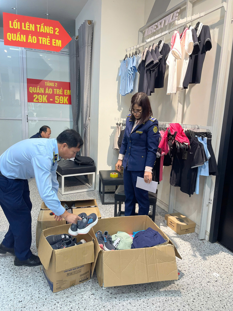 Lực lượng Quản lý thị trường Phú Thọ kiểm tra phát hiện cơ sở kinh hàng hóa giả mạo thương Adidas và NIKE. Ảnh: Quản lý thị trường Phú Thọ