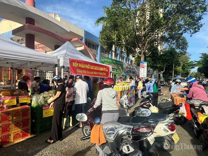 November 24-én reggel sokan jöttek vásárolni a Co.opmark Vung Tau szupermarket árstabilizációs pontjára.