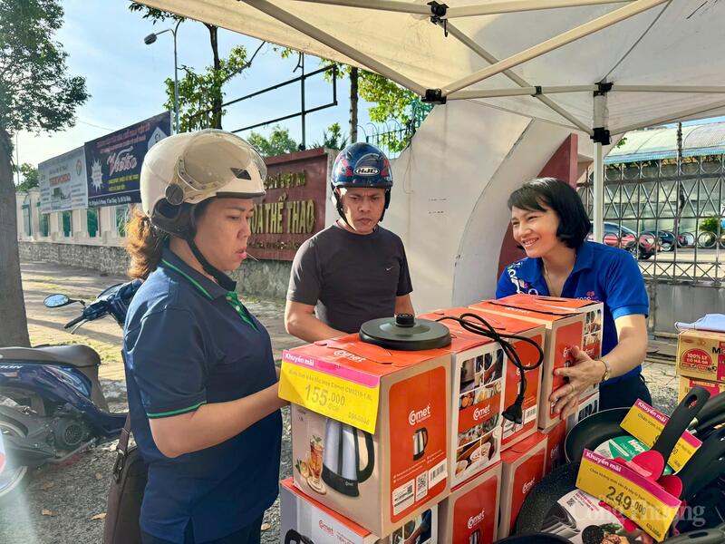 Számos alapvető árucikk és háztartási cikk is kapható a fogyasztói igények kielégítésére.
