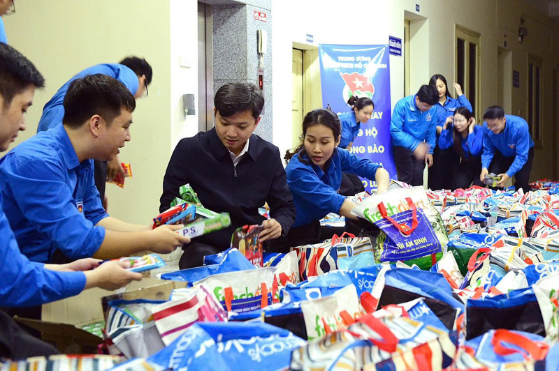 Trung ương Đoàn trao tặng 4.000 túi an sinh hỗ trợ đồng bào bị mưa lũ. Ảnh: Ban Tuyên giáo TW Đoàn