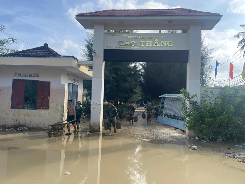 Nhiều bộ đội phụ giúp Trường THCS Cao Thắng (tỉnh Khánh Hoà) dọn dẹp vệ sinh sớm đón học sinh. Ảnh: H.L