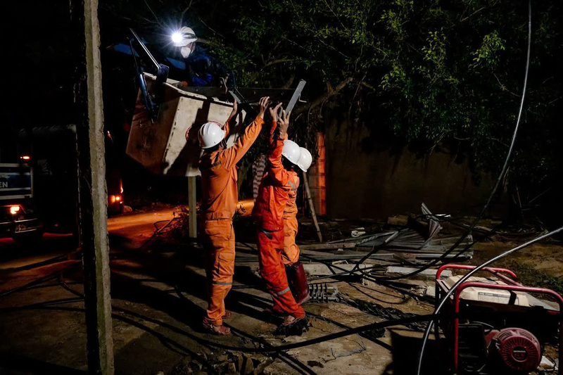 Hơn 1,17 triệu hộ dân, cơ quan, đơn vị tại miền Trung bị gián đoạn cấp điện do mưa lũ đã được khôi phục cấp điện