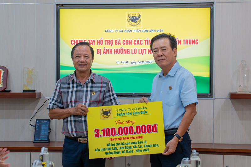 Ông Ngô Văn Đông - Tổng Giám đốc Công ty CP Phân bón Bình Điền trao tặng 3,1 tỷ đồng cho bà con vùng bão lũ các tỉnh Đắk Lắk, Lâm Đồng, Gia Lai, Khánh Hoà, Quảng Ngãi, Đà Nẵng năm 2025