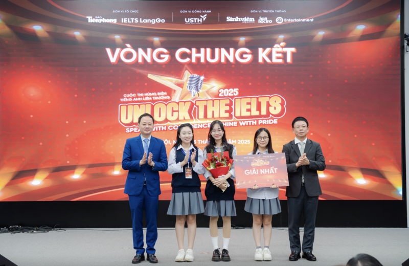 Ban Tổ chức trao giải Nhất cho đội thi Trường THPT Hồng Quang (Hải Phòng).