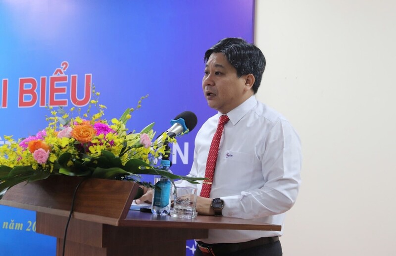 Đồng chí Trần Ngọc Hưởng, Chủ tịch Công đoàn Nhà máy Khóa I báo cáo tại Đại hội.