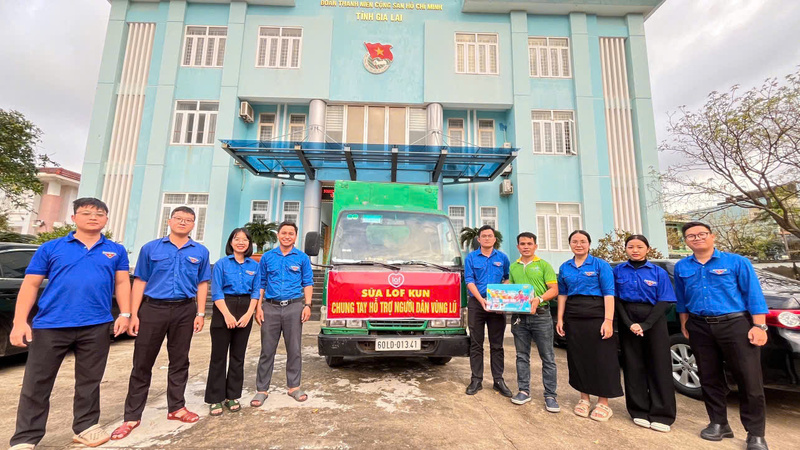 Công ty Cổ phần Sữa LOF KUN đã liên tiếp tổ chức nhiều chuyến hàng cứu trợ gửi đến bà con vùng lũ.