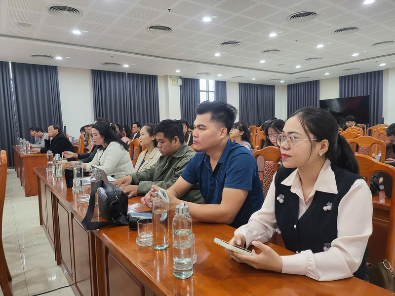 Đông đảo phóng viên các cơ quan báo đài tham dự tập huấn.