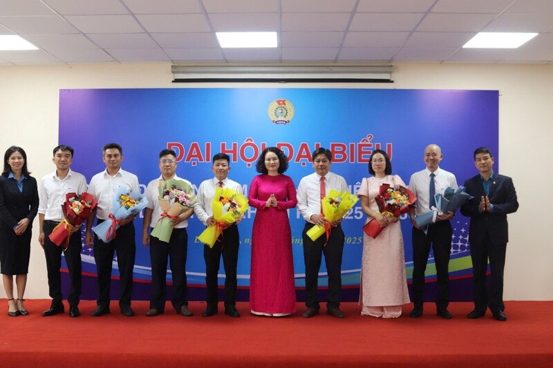 Ban Chấp hành Công đoàn Nhà máy Nhiệt điện Vĩnh Tân 4 Khóa II, nhiệm kỳ 2025-2030 ra mắt trước Đại hội.