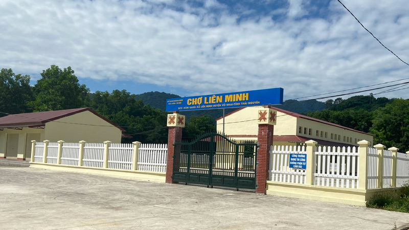 Chợ Liên Minh được đầu tư xây dựng với quy mô nhà chợ kiên cố, khuôn viên đồng bộ, đáp ứng nhu cầu giao thương của người dân địa phương.