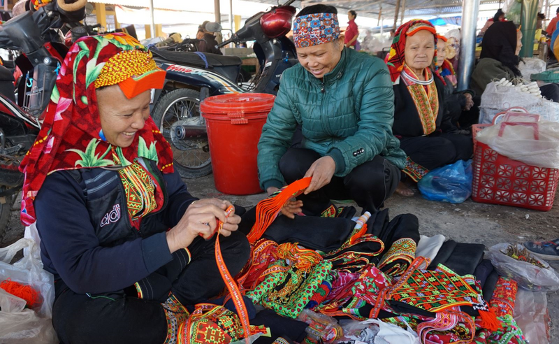 Chợ vùng cao tạo không gian giao thương thuận lợi, giúp đồng bào dân tộc trao đổi hàng hóa, tiêu thụ sản phẩm thủ công truyền thống và nâng cao thu nhập