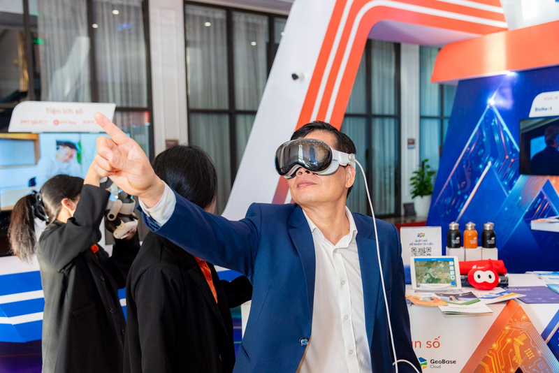 FPT trình diễn hệ sinh thái giải pháp công nghệ tại gian hàng triển lãm của sự kiện.