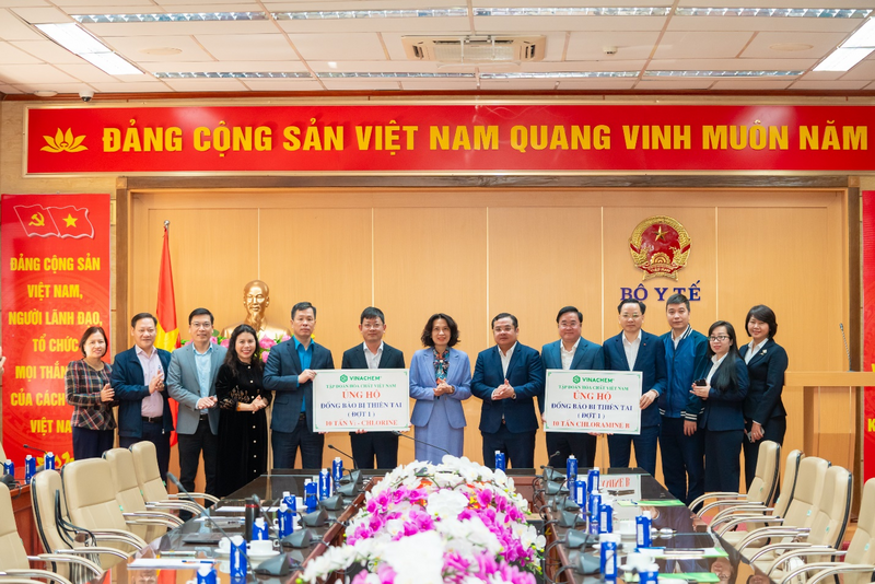 Đại diện Vinachem trao tặng hóa chất khử khuẩn hỗ trợ Bộ Y tế phục vụ khắc phục hậu quả thiên tai và phòng chống dịch tại các tỉnh miền Trung, Tây Nguyên