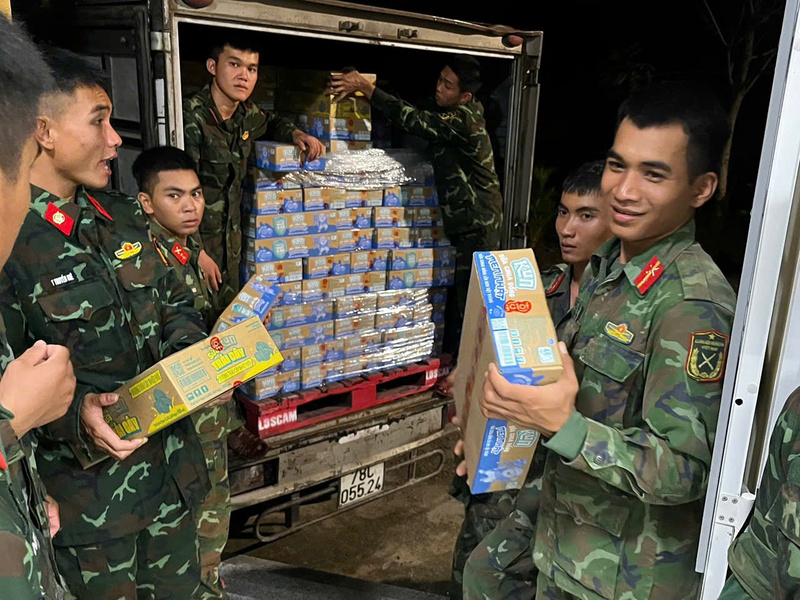 Hơn 30 tấn hàng sữa LOF KUN đã kịp thời đến với bà con 4 tỉnh vùng lũ - 2