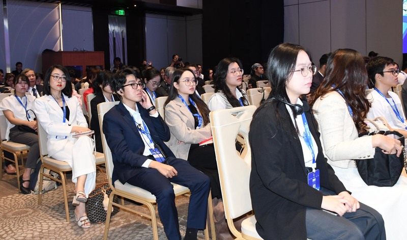 Các bạn trẻ tiêu biểu tham dự Talkshow "Thế hệ thông minh đương thời". Ảnh: Minh Khuê.