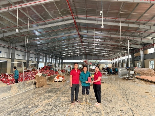 Các ngân hàng rà soát, đánh giá tình hình hoạt động sản xuất kinh doanh, khả năng trả nợ của khách hàng để kịp thời áp dụng biện pháp hỗ trợ, tháo gỡ khó khăn. Ảnh: Duy Minh.