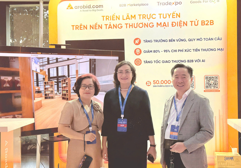 Thứ trưởng Bộ Công Thương Phan Thị Thắng thăm gian hàng Triển lãm trực tuyến trên nền tảng thương mại điện tử B2B Arobid, tại Diễn đàn Kinh tế mùa Thu 2025. Ảnh: Minh Khuê.