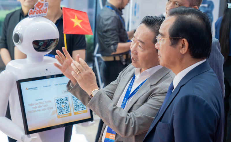 Ông Trần Văn Chín - Chủ tịch HĐQT Công ty CP Công nghệ Arobid giới thiệu với Chủ tịch UBND TP. Hồ Chí Minh Nguyễn Văn Được về nền tảng công nghệ Arobid TradeXpo bên lề Diễn đàn Kinh tế mùa Thu, ngày 25/11/2025. Ảnh: Minh Khuê.