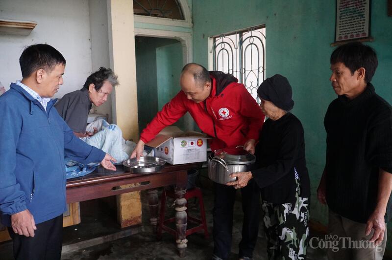 Bà Nguyễn Thị Đương nhận bộ dụng cụ bếp từ nguồn hỗ trợ hàng viện trợ của ASEAN