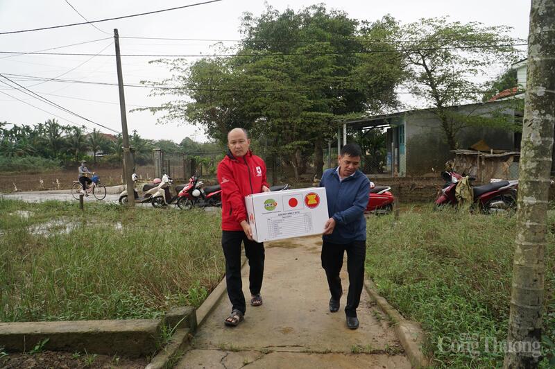 Ông Nguyễn Tiến Lâm (bên trái), Phó Chủ tịch Hội Chữ thập đỏ TP. Đà Nẵng cho biết đơn vị sẽ tập trung các hoạt động hỗ trợ sinh kế cho người dân tái thiết cuộc sống sau mưa lũ