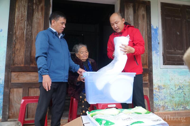 Lãnh đạo Hội Chữ thập đỏ TP. Đà Nẵng đến tận nhà các hộ gia đình là người cao tuổi, người khuyết tật để trao tặng các phần quà hỗ trợ